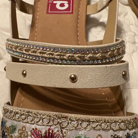 Brand New Pop Bastette Flat Embroidered Sandals - Picture 4 of 9